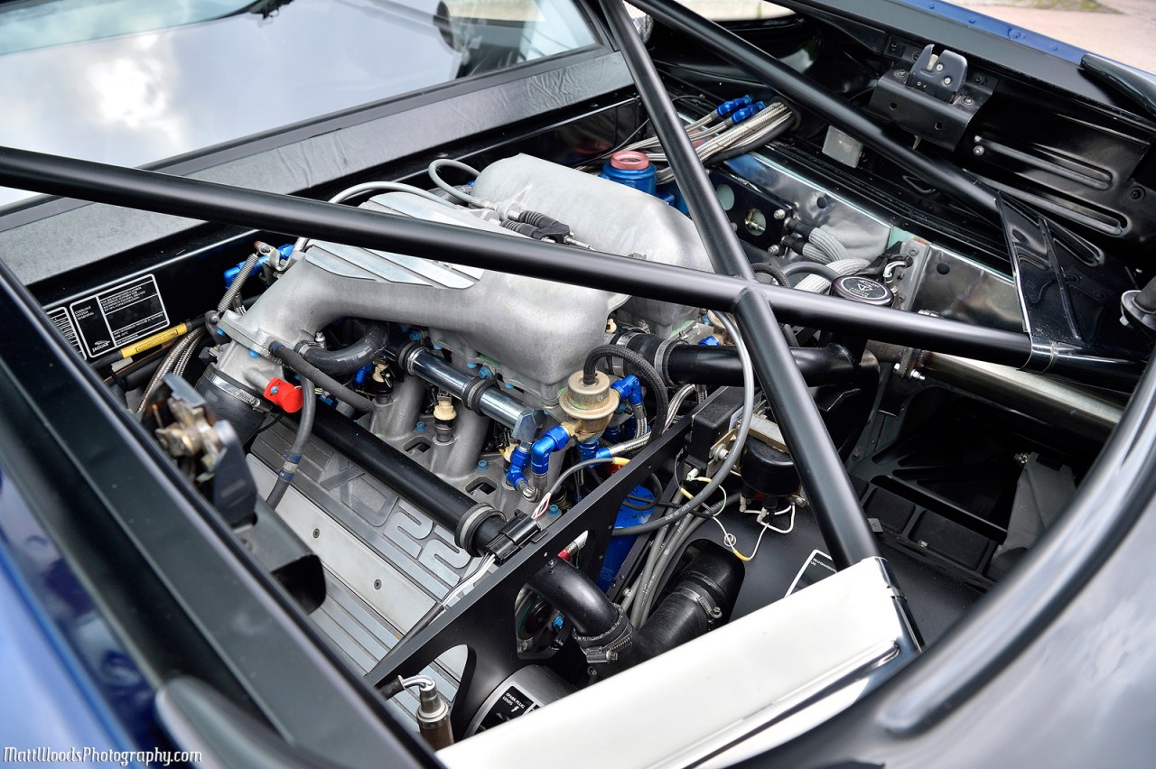 Jaguar XJ220 Super Car engine